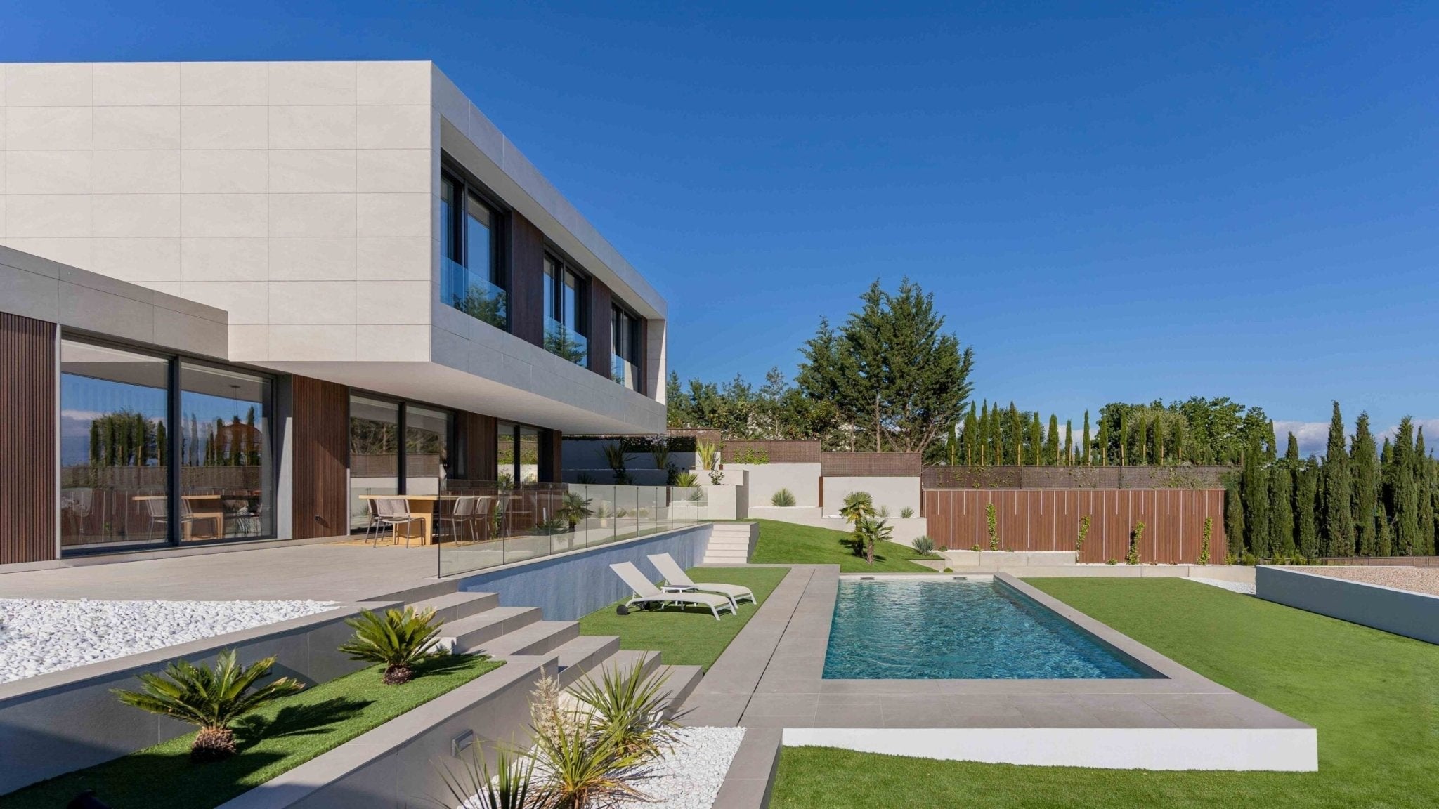 Frameless Railing Solutions for Modern Architecture: Enhance Aesthetics and Functionality - PROLINE Australia